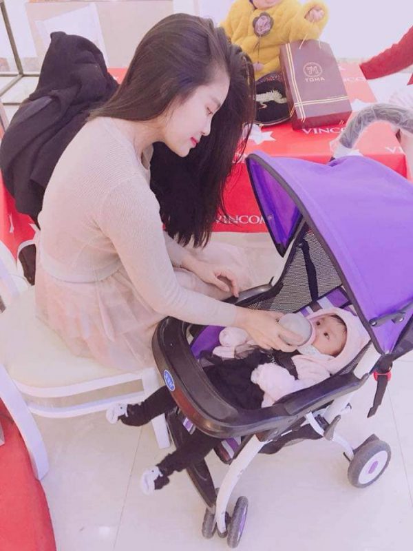 Dù bận rộn với việc chăm sóc con nhưng bạn fan nữ này vẫn chăm chỉ thưởng thức ca khúc đặc biệt này.