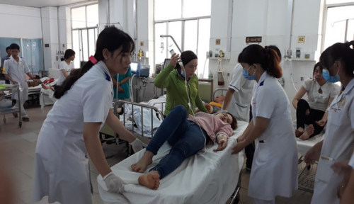 Những trường hợp cấp cứu đa số là công nhân nữ. Ảnh: Tuổi Trẻ