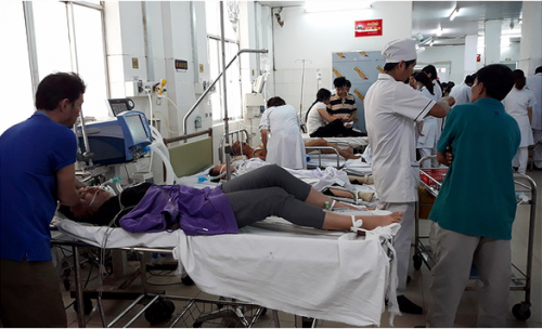 Các nạn nhân bị ngô độc được đưa vào bệnh viện cấp cứu. Ảnh: Tuổi Trẻ
