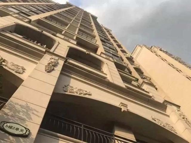 Quả táo bị ném từ trên cao xuống.