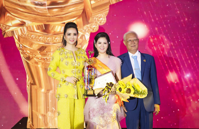 Ca sĩ Đinh Hiền Anh (giữa) lên sân khấu nhận giải thưởng "Bông hồng Quyền lực - Nhân vật của năm 2019"