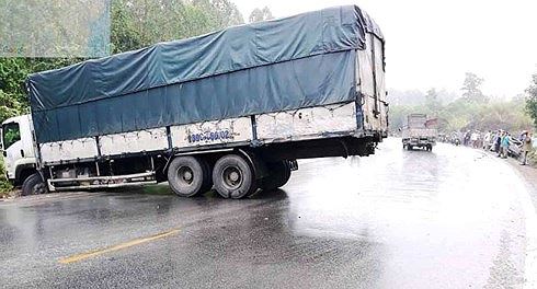 Chiếc xe tải quay ngang giữa quốc lộ