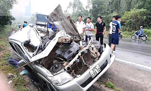 Chiếc xe bán tải bị biến dạng sau vụ tai nạn.