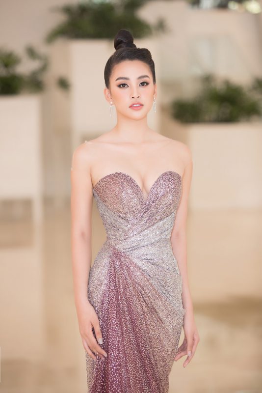 Hoa hậu Tiểu Vy rạng rỡ xuất hiện với một chiếc váy khoét sâu khoe vòng 1 gợi cảm.