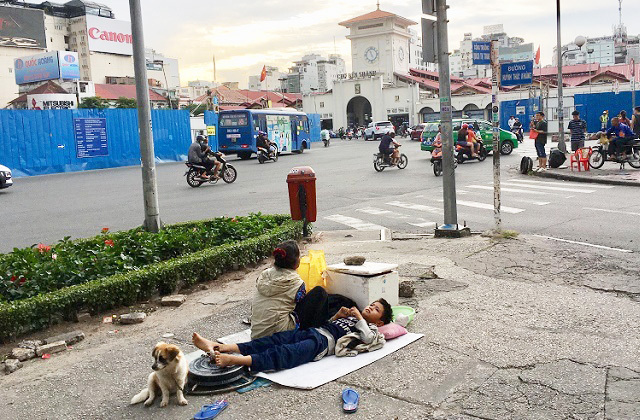 Dù cuộc sống còn nhiều khó khăn, bà Hoàng và cháu trai vẫn nuôi một chú chó nhỏ để bầu bạn.