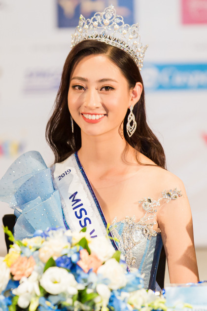 Lương Thùy Linh tới họp báo sáng 4/8.