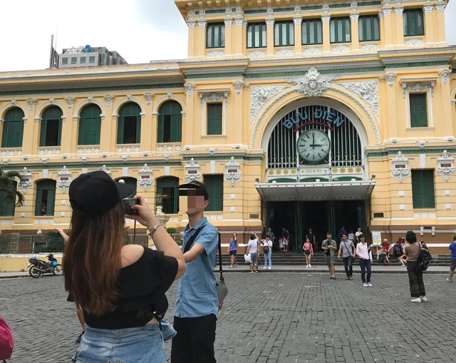 Nhiều người đặt ra yêu cầu, muốn yêu mình thì phải... bao đi du lịch (Ảnh minh họa)