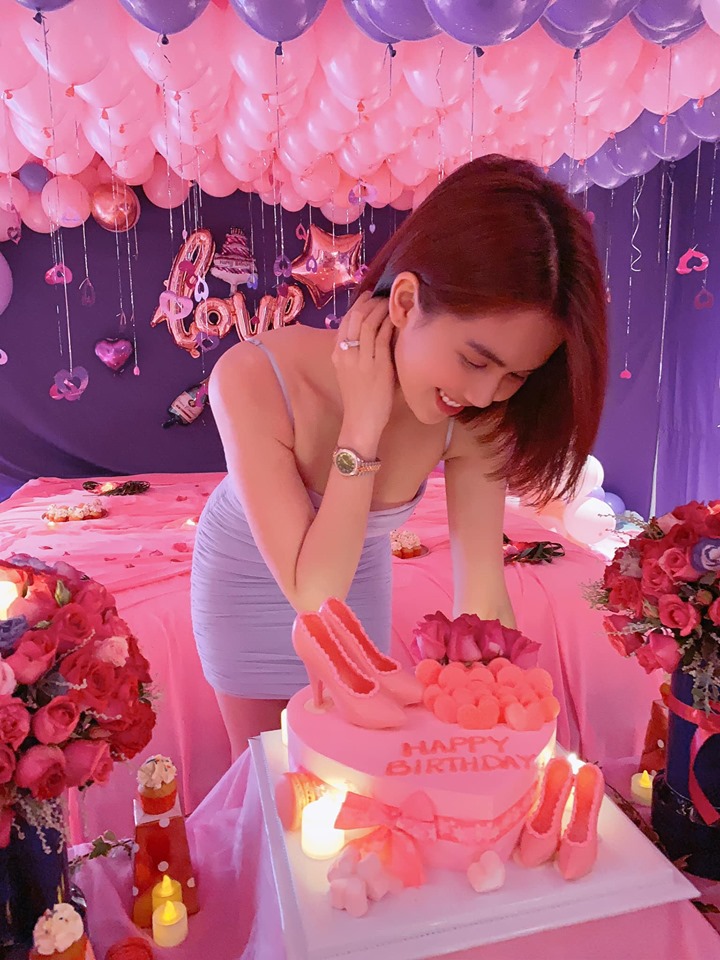 Trước đó, Ngọc Trinh công khai mối quan hệ đang hẹn hò với bạn trai đại gia nhưng giấu kín danh tính người này. Vào mỗi dịp kỉ niệm, cô đều được người yêu chiều chuộng, tặng những món quà đắt đỏ và làm nhiều điều bất ngờ.