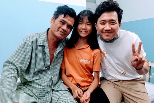 Trấn Thành (phải) quyên góp cho Mai Trần 20 triệu đồng trước ca phẫu thuật. Ảnh: MT.