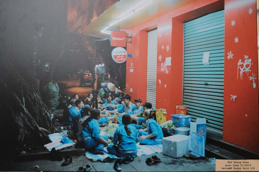 ‘Phố Phùng Hưng giao thừa’ được chụp bằng máy LeicaMP và film Kodak Gold 100 - ảnh: NHẬT LINH