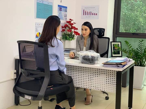 Hai người phụ nữ liên quan đến Bảo gặp nhau khi Khuê đến phỏng vấn ở công ty của Ngân?