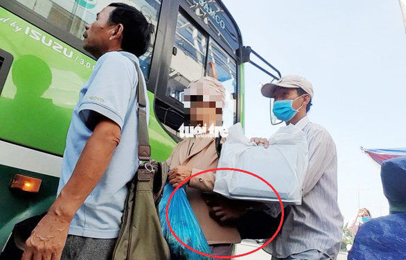 Nhân cùng đồng bọn dàn cảnh móc trộm điện thoại của bà cụ - Ảnh: MINH HÒA
